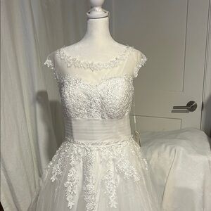 Elegant White Lace Wedding Dress